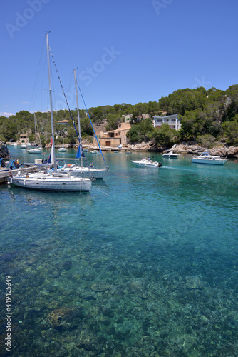 Paisaje con veleros en Cala de Figuera en la costa de isla de Mallorca, Baleares