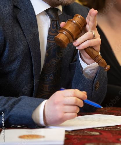 Slika na platnu auctioneer holding gavel at auction