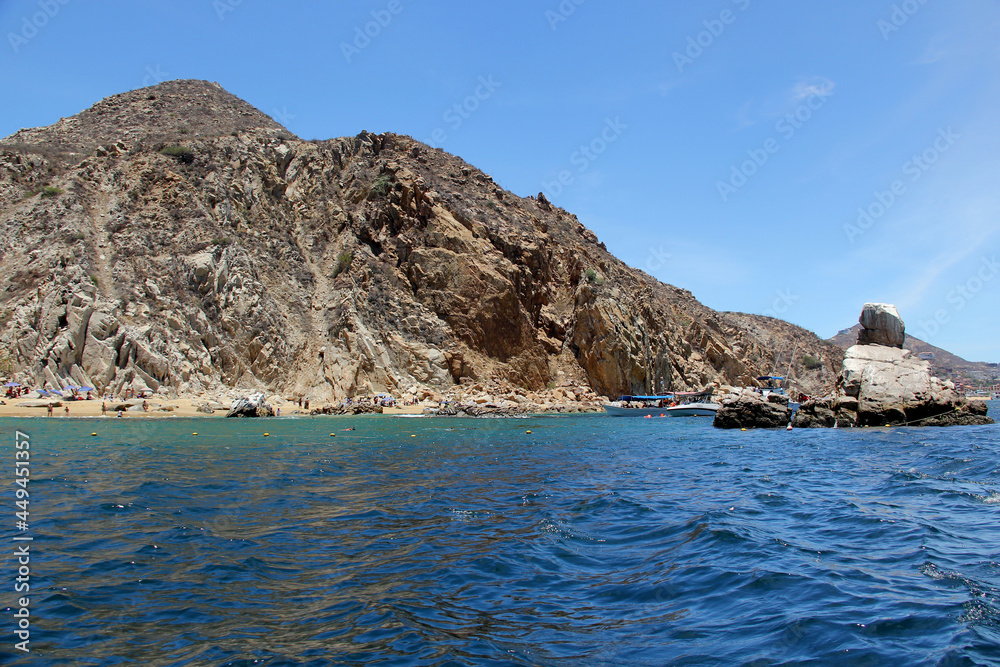Fototapeta premium Small boat in the Sea of ​​Cortez or Gulf of California in the Baja California Sur peninsula surrounded by rocks and mountains 