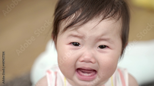赤ちゃんの泣き顔 © taka