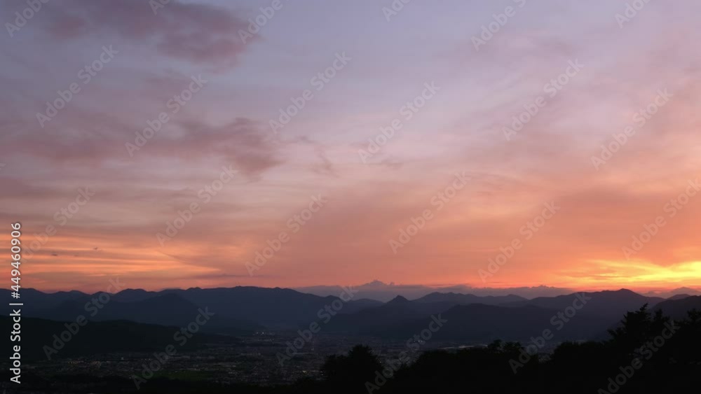 夕焼けに染まる空と街の夜景　タイムラプス