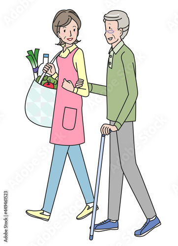 シニア男性と買い物をする中高年の女性