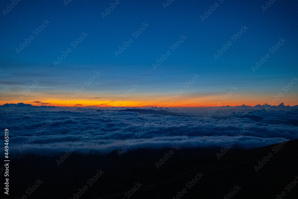 山梨県、静岡県にある富士山を登山する風景 A view of climbing Mt. Fuji in Yamanashi and Shizuoka Prefectures.