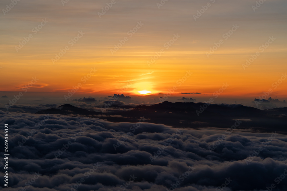 Fototapeta premium 山梨県、静岡県にある富士山を登山する風景 A view of climbing Mt. Fuji in Yamanashi and Shizuoka Prefectures.