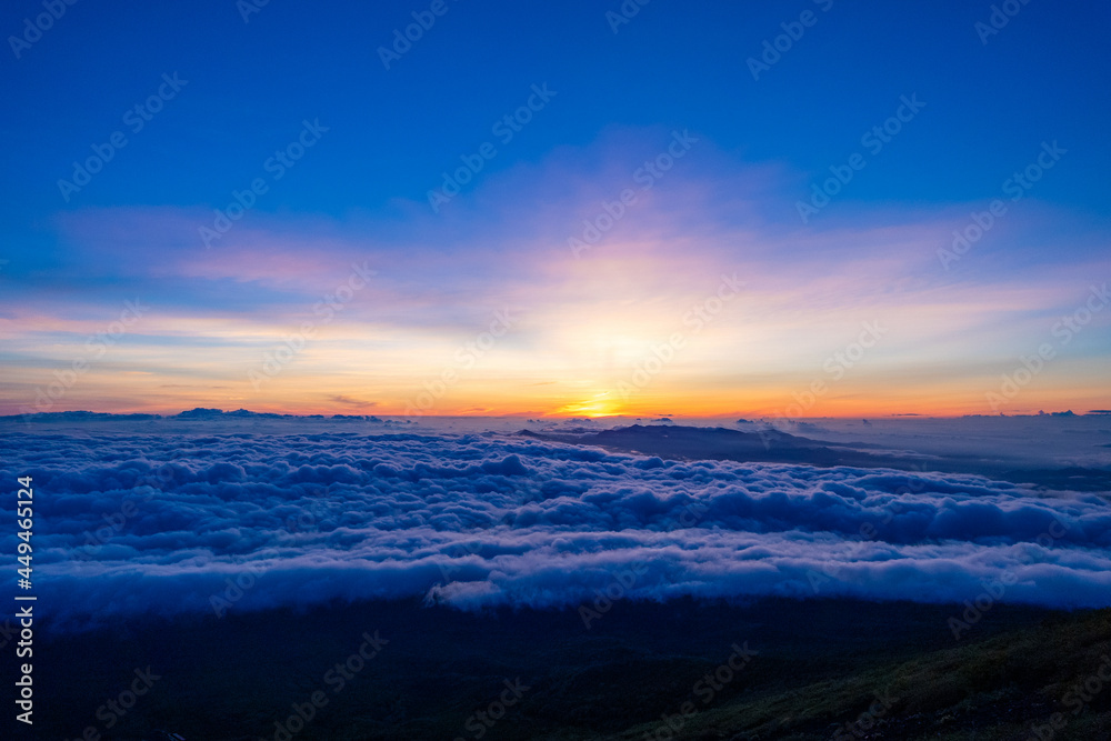 山梨県、静岡県にある富士山を登山する風景 A view of climbing Mt. Fuji in Yamanashi and Shizuoka Prefectures.