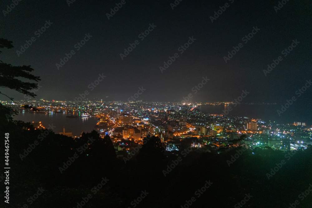 Obraz premium 北海道函館市の函館山を登山する風景 A view of climbing Mount Hakodate in Hakodate, Hokkaido. 