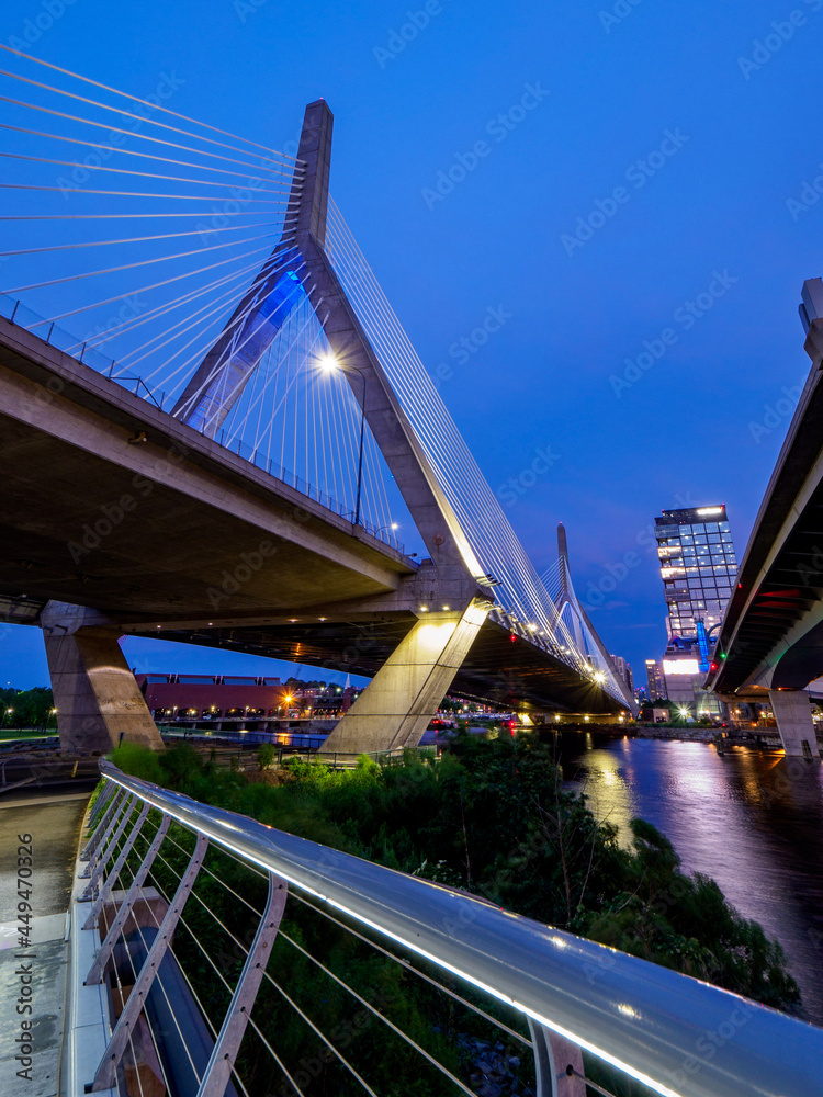 Naklejka premium bridge at night