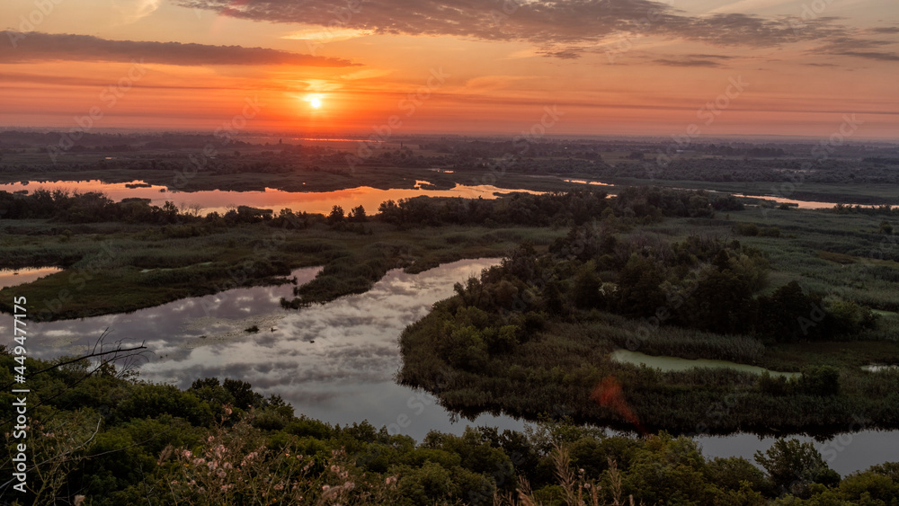 Obraz premium Dawn over the Vorskla river from Zmeinaya mountain 
