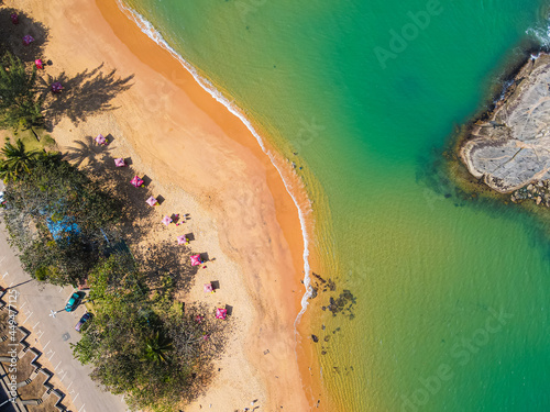 Visão aérea da praia de Setiba, na reginão norte de guarapari, mostando um dia ensolarado com barraquinhas e uma praia tropical deserta. Turismo no Espírito Santo. photo