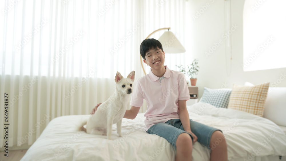 흰색 강아지와 함께 있는 남자아이 a boy with a white dog 흰색 강아지와 함께 있는 남자아이 a boy with a white dog