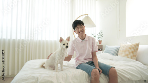 흰색 강아지와 함께 있는 남자아이 a boy with a white dog © Minji