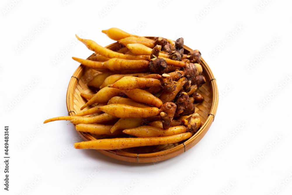 Obraz premium Finger root in bamboo basket on white background.