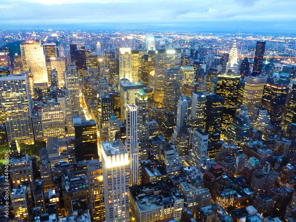 アメリカ・ニューヨークにて展望台から眺める超高層ビル群の摩天楼 
