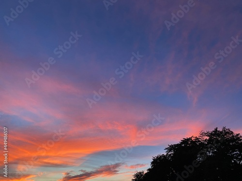 グラデーションがきれいな夕焼け空 ドラマチック 雲 美しい ロマンチック 秋 夏 夕 夜 景色 風景 空 赤 オレンジ ピンク 青 色