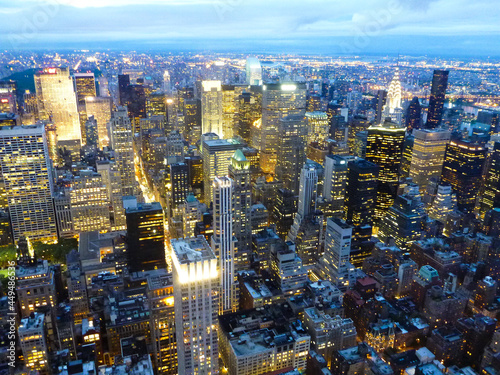 アメリカ・ニューヨークにて展望台から眺める超高層ビル群の摩天楼マンハッタン夕景 © mifaso