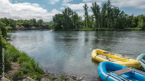 Tableau sur toile Colorful inflatable boats for rafting stand on the river