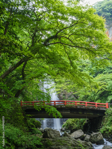 箕面の大滝と朱色の橋