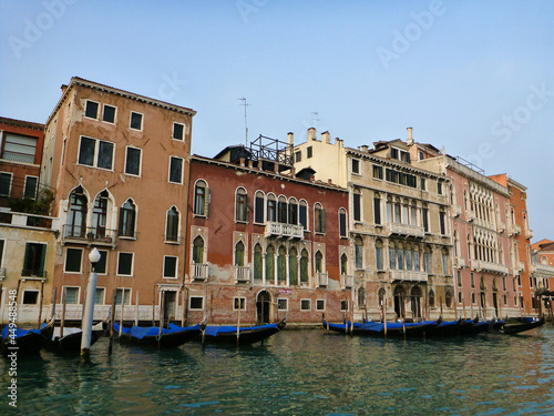 イタリア・ヴェネツィアにて大運河カナルグランデとカラフルな街並み © mifaso