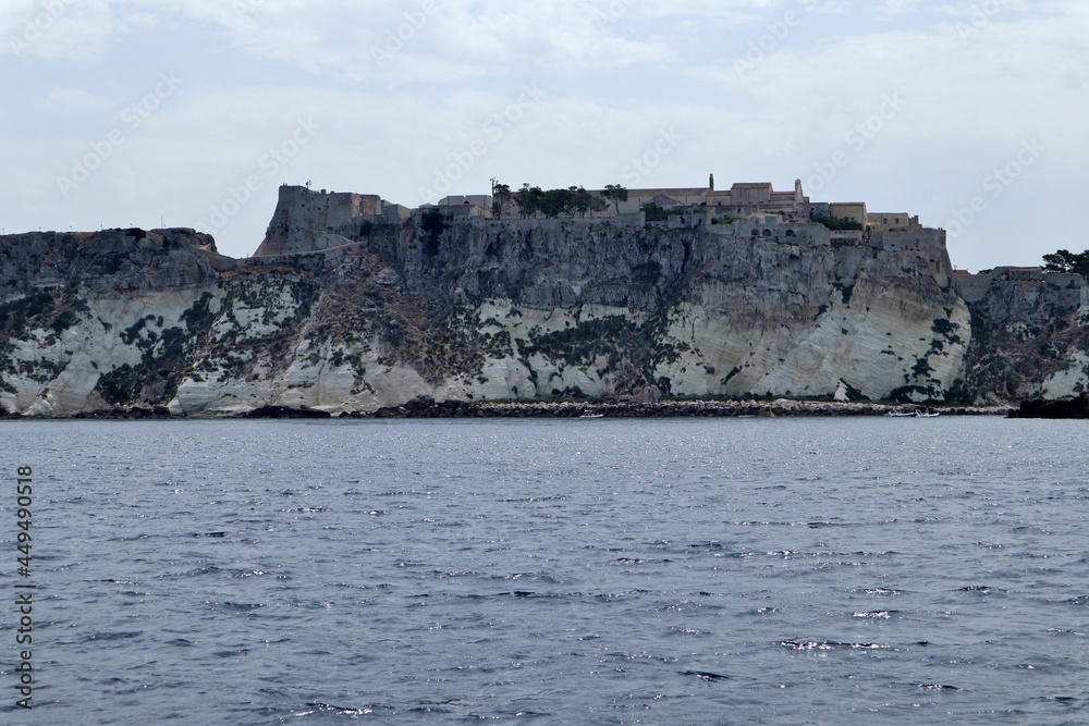 Isole Tremiti - Castello dell'Isola di San Nicola dal versante di nord ovest dalla barca