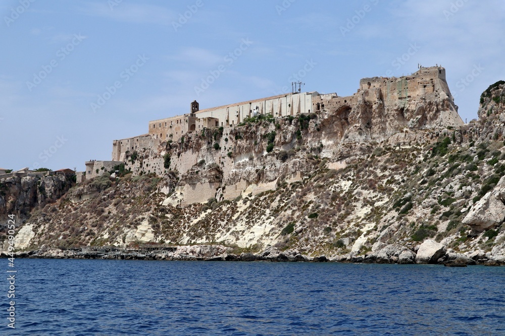 Isole Tremiti - Castello dell'Isola di San Nicola dal versante di sud est dalla barca