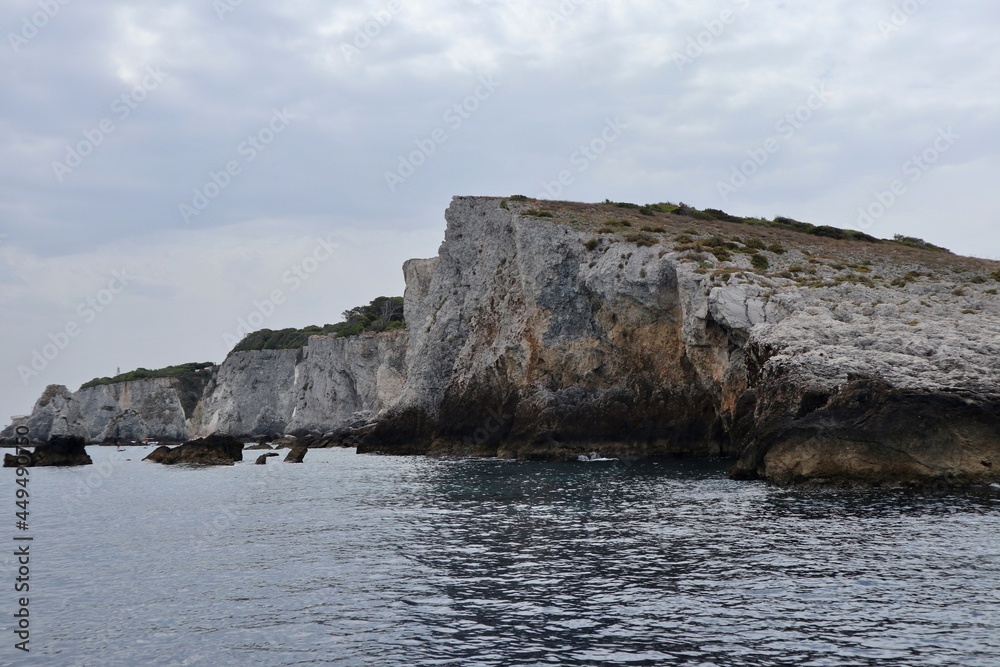 Isole Tremiti - Scogliera dei Pagliai dalla barca presso Punta del Diamante Isole Tremiti - Scogliera dei Pagliai dalla barca presso Punta del Diamante