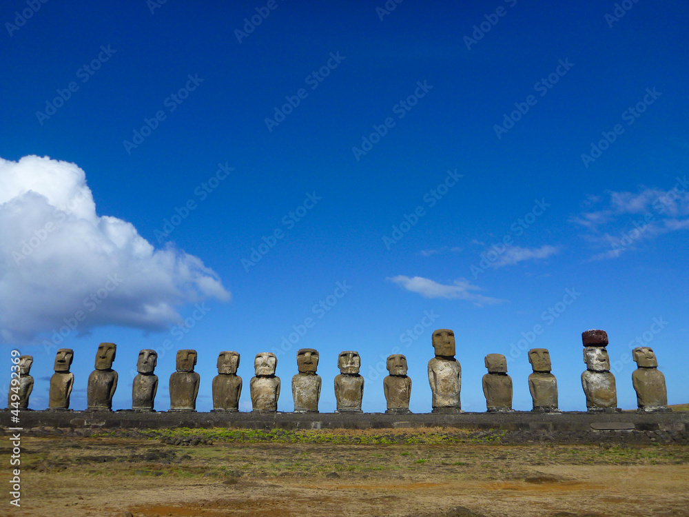 チリ・イースター島のトンガリキにて一列に並ぶ15体モアイ像の昼間の様子