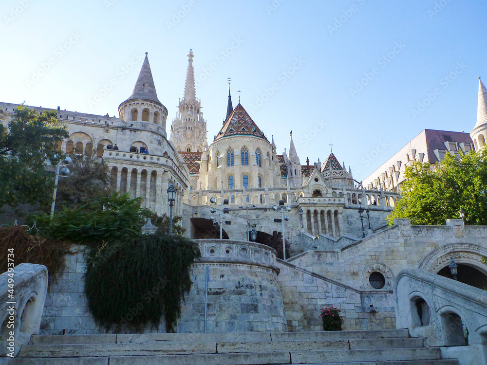 ハンガリー・ブダペスト市街地にての王宮の丘に建つマーチャーシュ教会