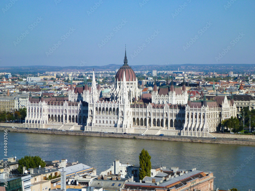 ハンガリー・ブダペスト市街地にてドナウ川越しの国会議事堂