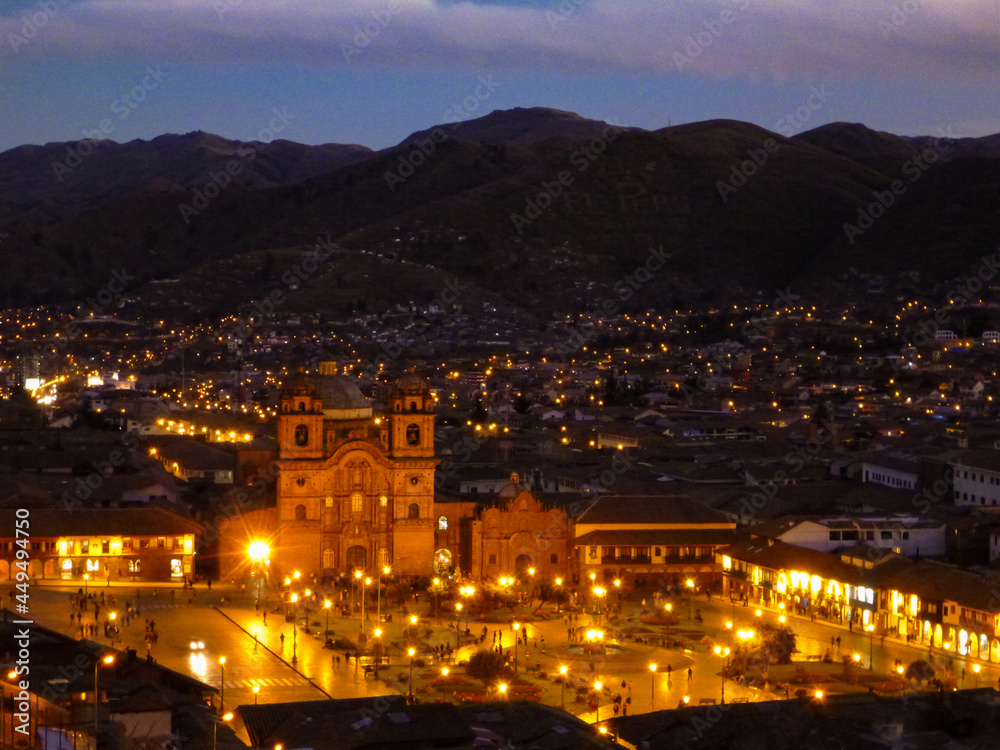 ペルー・クスコにて大聖堂を中心としたアルマス広場のライトアップ夜景の全景