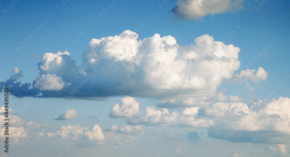 Naklejka premium Idyllic blue sky with white fluffy clouds in sunny day.