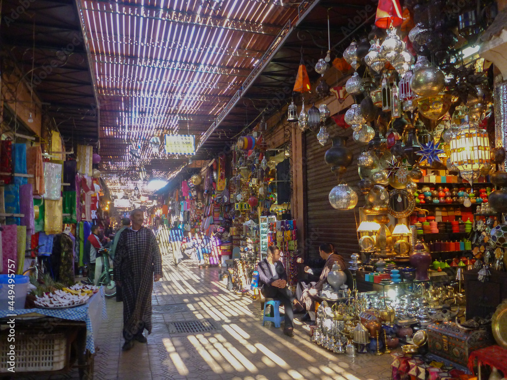 たくさんのモロッカン雑貨が並ぶマラケシュのメディナ商業地区スークの様子