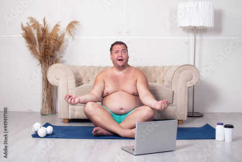 Foto Sports and healthy lifestyle. Funny fat man goes in for sports.