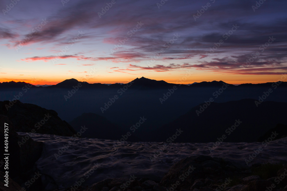 三ノ窓雪渓から見る朝日と後立山連峰