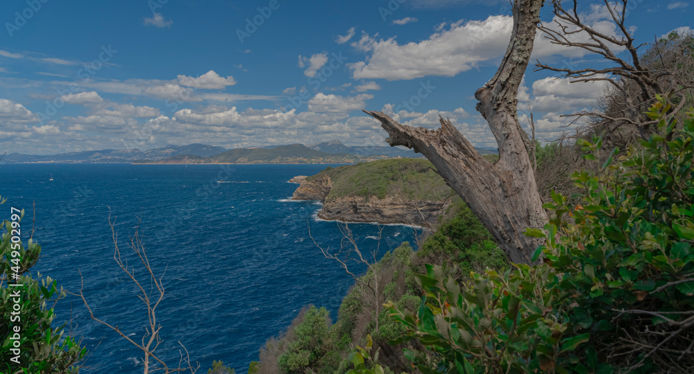 Vue du sentier du littoral, presqu'île de Giens, France. Vue du sentier du littoral, presqu'île de Giens, France.