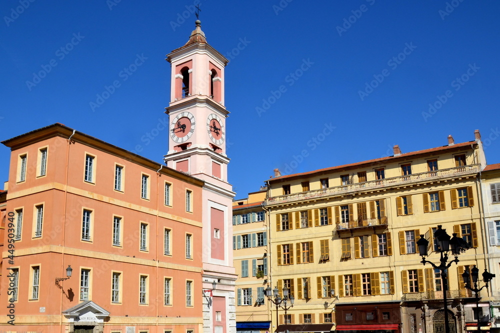 France ,ville de Nice,  construit en  1775 le palais Rusca fut d'abord une caserne puis le  siège du tribunal d'Instance , la tour de l'Horloge fut le symbole de la puissance communale.