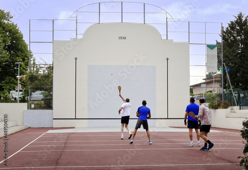 Mur de pala, fronton dans les Landes, avec des joueurs photo