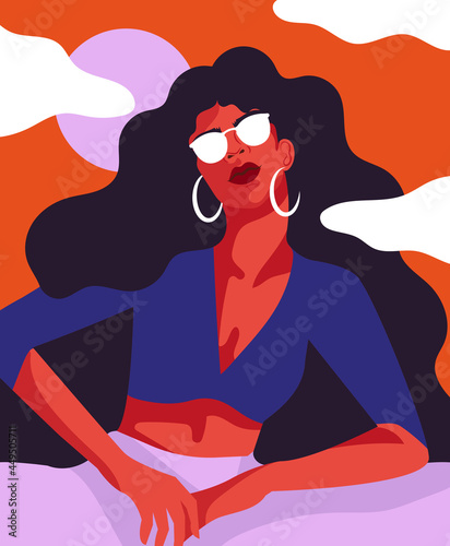 Selbstbewusste Frau mit Sonnenbrille