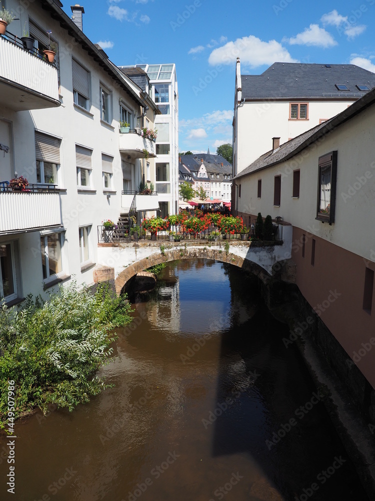 Stadt Saarburg an der Saar - inmitten von Weinbergen in Rheinland-Pfalz