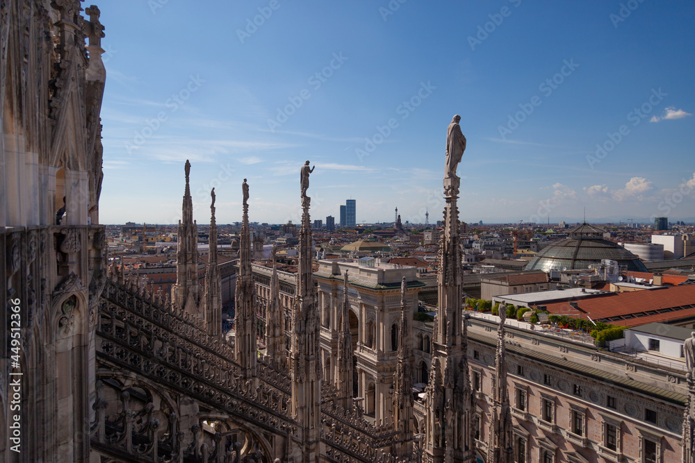 Milán en region de Lombardía en el norte de Italia y es una capital mundial de la moda y el diseño.