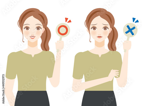 マルとバツの看板を持つ私服女性