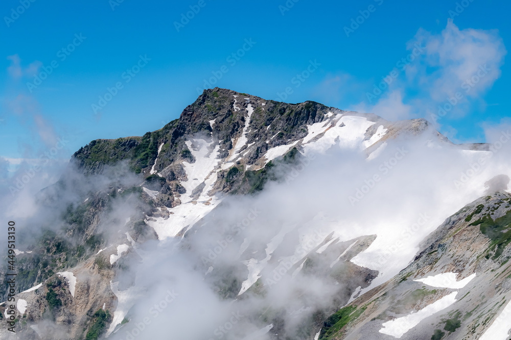 雪と雲を纏う山