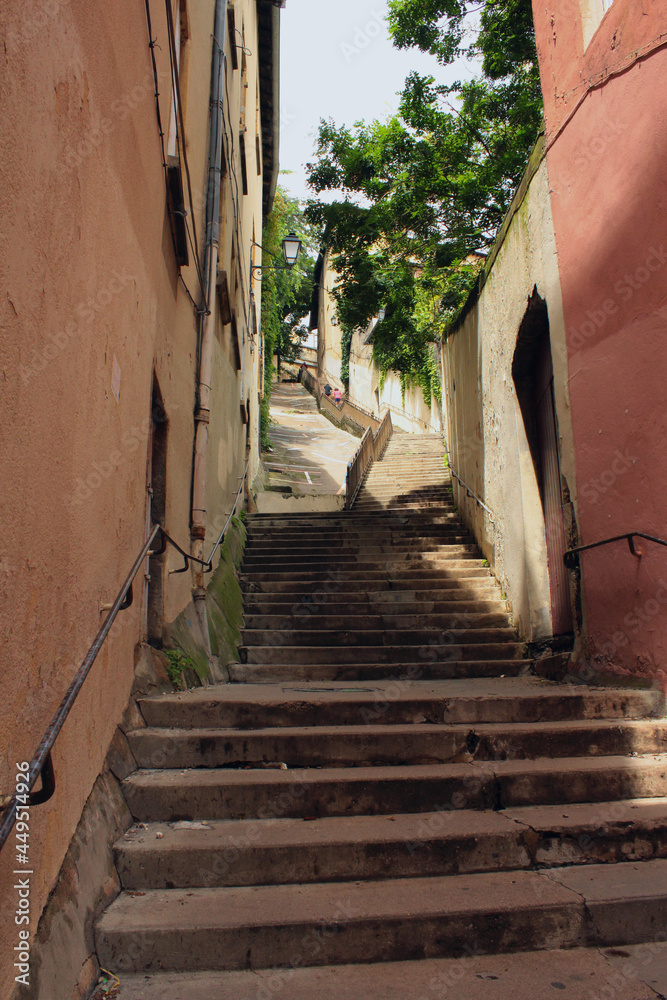 Φωτογραφία View of a narrow street in old Lyon city and its antique stairs leading up the hill, a popular tourist attraction and possibility for physical activity, walk and exercise in daily lifestyle