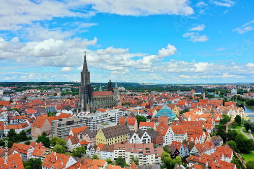 Luftbild vom Ulmer Münster bei schönem Wetter