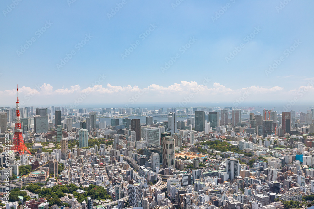 青空を背景に六本木から見たお台場、東京湾方向の景色