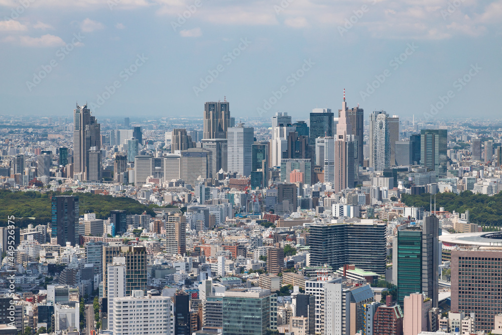 青空を背景に六本木から見た新宿方面のビル街