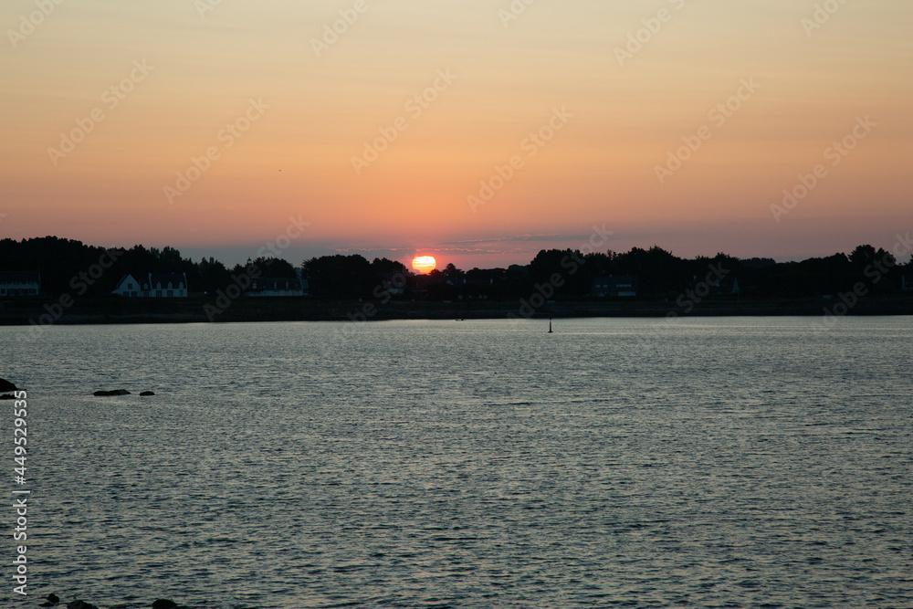 Lever de soleil à la trinité-sur-mer en bretagne l'été