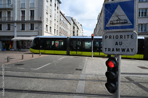 Fototapeta Naklejka Na Ścianę i Meble -  Panneau de circulation routière information de la priorité du tramway rue de Siam à Brest