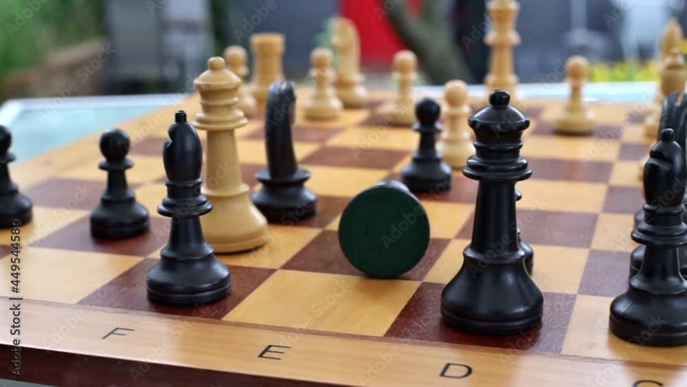 Schachspielen - der König fällt - Schachmatt Schachspielen - der König fällt - Schachmatt