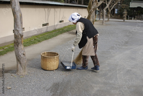 寺の掃き掃除