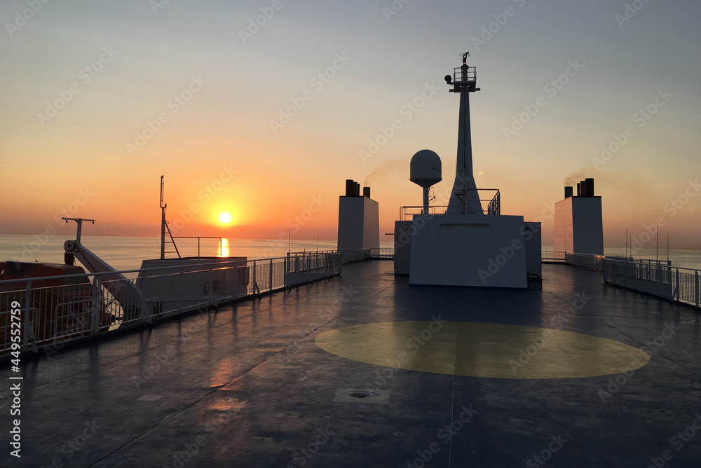 statek prom morze zachód słońca słońce pokład szalupy nawigacja okręt  - obrazy, fototapety, plakaty 